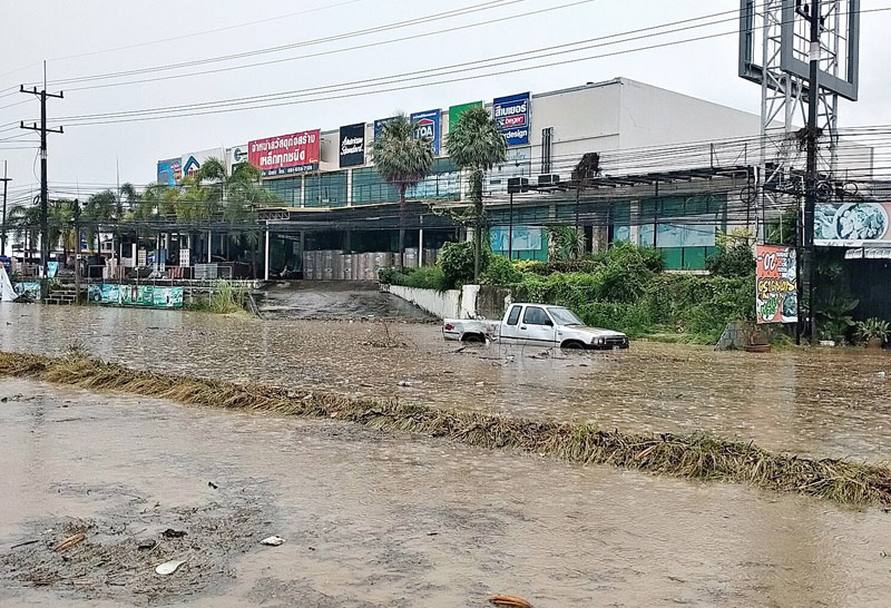 พายุฤดูร้อน-กระหน่ำชลบุรี--2