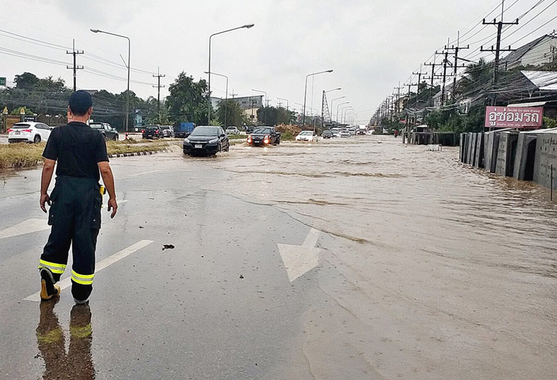 พายุฤดูร้อน-กระหน่ำชลบุรี--3