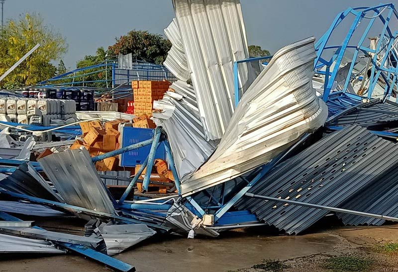 พายุฤดูร้อนพัดถล่มบ้านหมี่พังยับ10หลัง