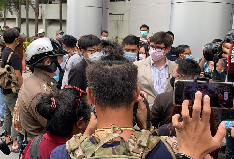 มวลชนบุกศาลจี้ปล่อยแกนนำม็อบ