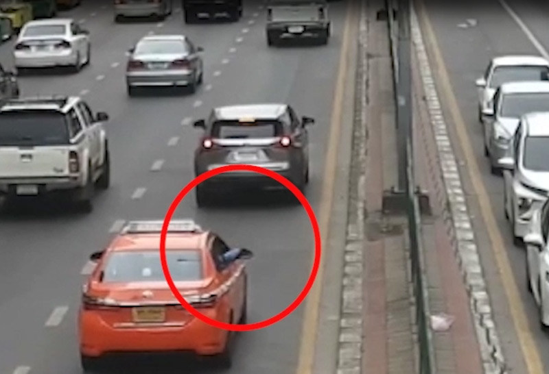 มือยิงหนังสติ๊กใส่รถเมล์อ้างระบายอารมณ์