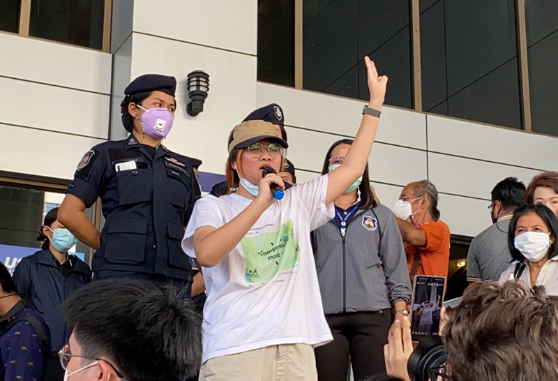 "เบนจา"ยื่นรายชื่อประท้วงปล่อยตัวแกนนำราษฎร