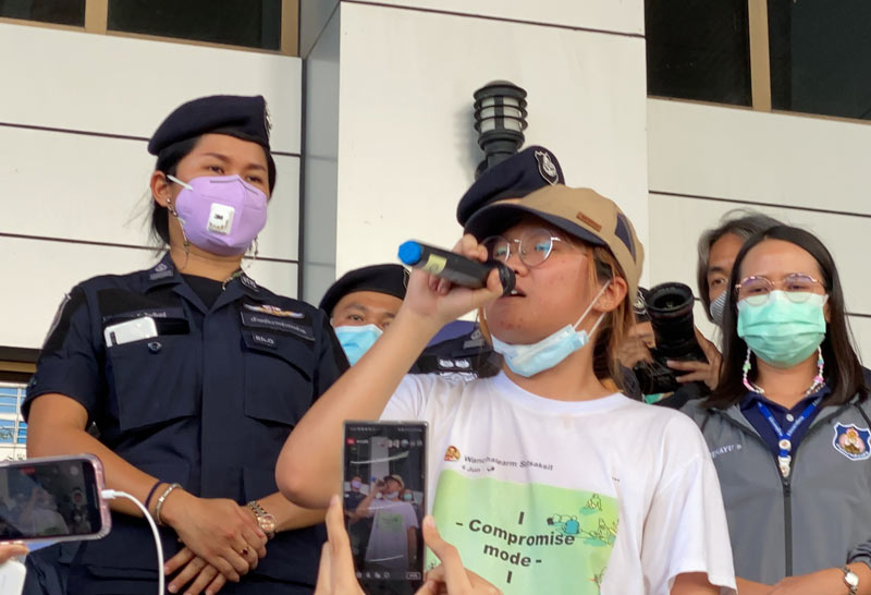 "เบนจา"ยื่นรายชื่อประท้วงปล่อยตัวแกนนำราษฎร มวลชน