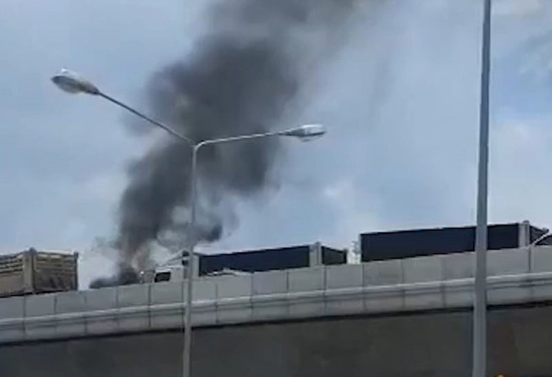 รถบรรทุกพ่วง ชน รถกระบะ สี่แยกควนลัง 3