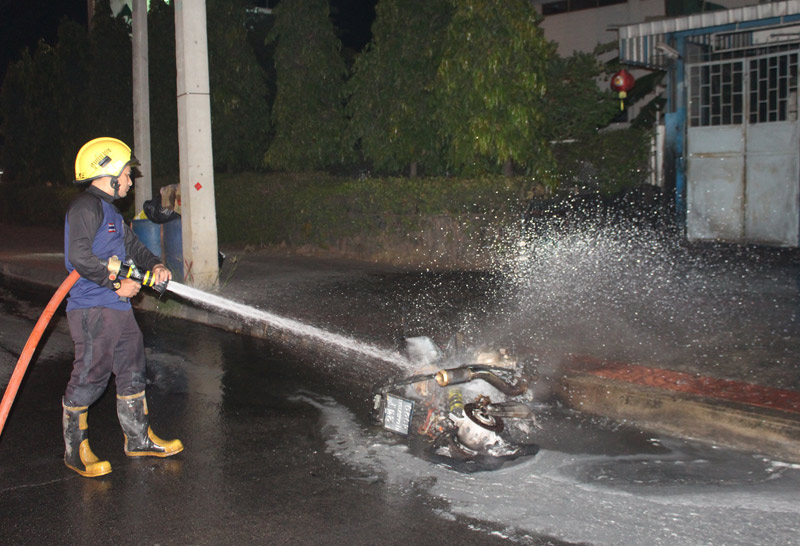 หนุ่มซิ่งบิ๊กไบค์ชนเสาไฟฟ้าไฟลุกท่วมดับ