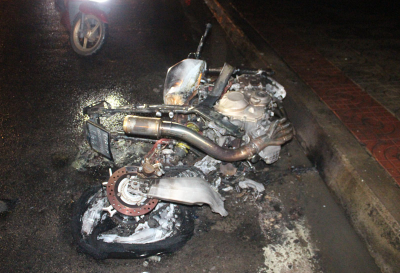 หนุ่มซิ่งบิ๊กไบค์ชนเสาไฟฟ้าไฟลุกท่วมดับ