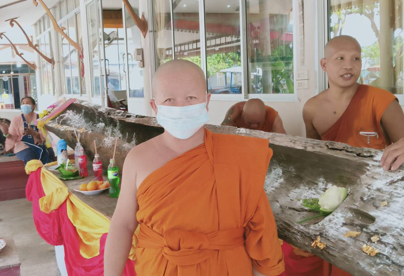 ปราจีนบุรี ฮือฮาพบเรือตะเคียนในคลองเจ้าอาวาสหามมาไว้ที่วัด คนแห่ขอเลขเด็ด เลขที่ได้ 505 และ 94