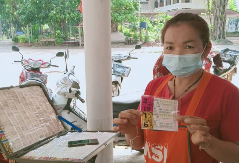 ปราจีนบุรี ฮือฮาพบเรือตะเคียนในคลองเจ้าอาวาสหามมาไว้ที่วัด คนแห่ขอเลขเด็ด เลขที่ได้ 505 และ 94