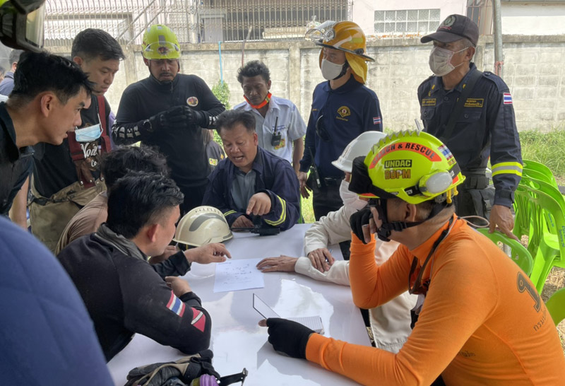 เร่งช่วยคนติดใต้ซากบ้านถล่ม-ผู้ว่าฯอัศวินรุดตรวจ