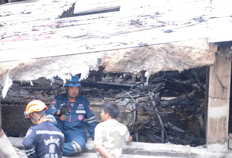 เร่งช่วยคนติดใต้ซากบ้านถล่ม-ผู้ว่าฯอัศวินรุดตรวจ