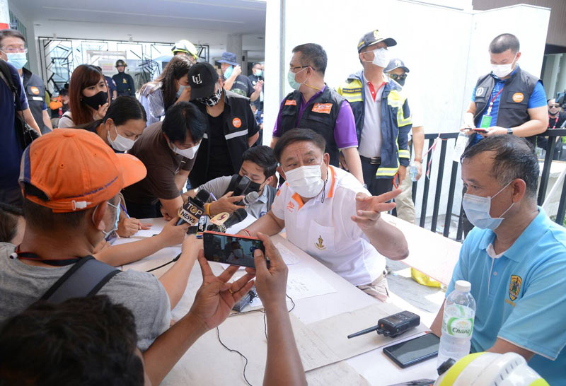 เร่งช่วยคนติดใต้ซากบ้านถล่ม-ผู้ว่าฯอัศวินรุดตรวจ