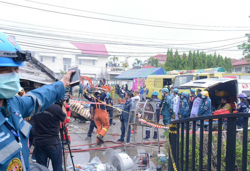 เร่งช่วยคนติดใต้ซากบ้านถล่ม-ผู้ว่าฯอัศวินรุดตรวจ