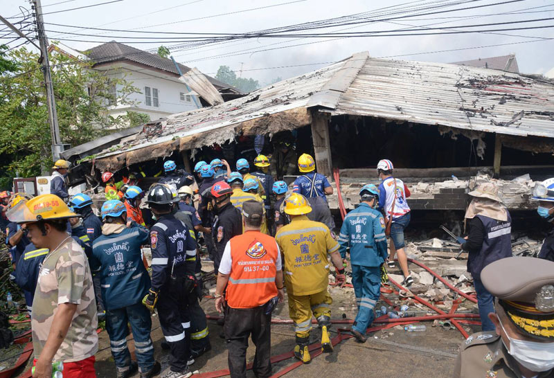 เร่งช่วยคนติดใต้ซากบ้านถล่ม-ผู้ว่าฯอัศวินรุดตรวจ