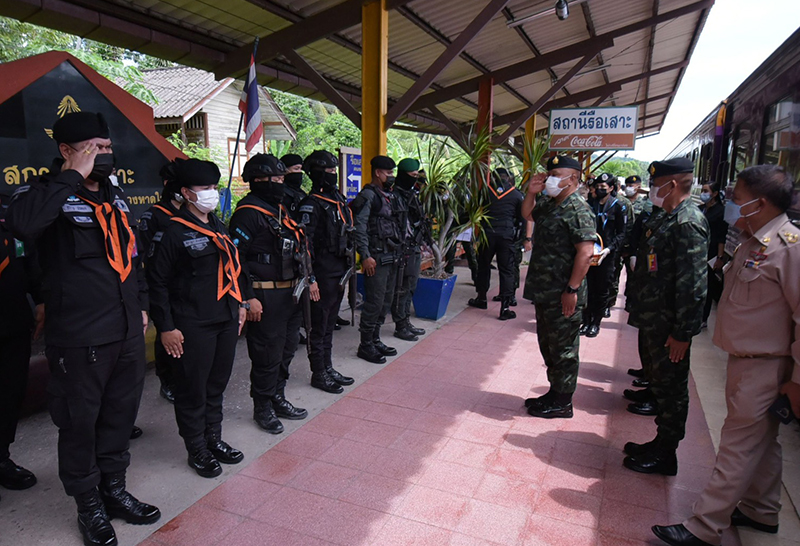 แม่ทัพภาคที่ 4 นำทีมขึ้นรถไฟ กทม.-โกลก เปิดแผนรักษาความปลอดภัย