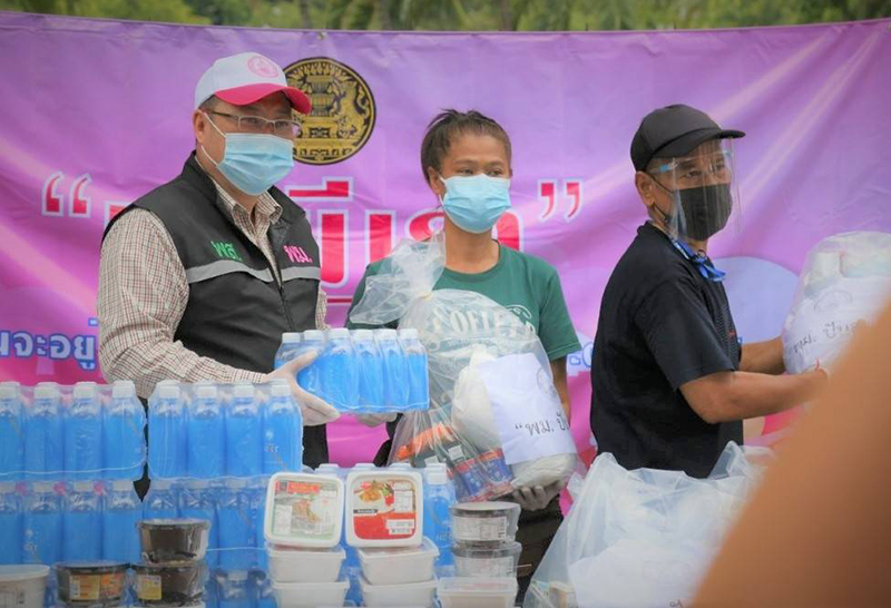 มอบเครื่องอุปโภคบริโภคที่จำเป็นให้กับกลุ่มเปราะบาง ทั้งเด็ก ผู้สูงอายุ คนพิการ และผู้ด้อยโอกาส ในชุมชน