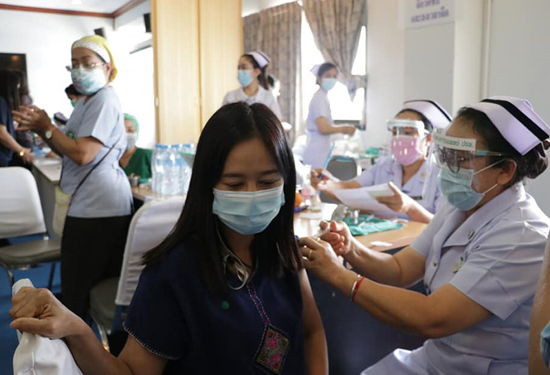 ผู้ว่าฯสุโขทัย ฉีดวัคซีนซิโนแวคเข็มแรก พร้อมบุคลากรด่านหน้า