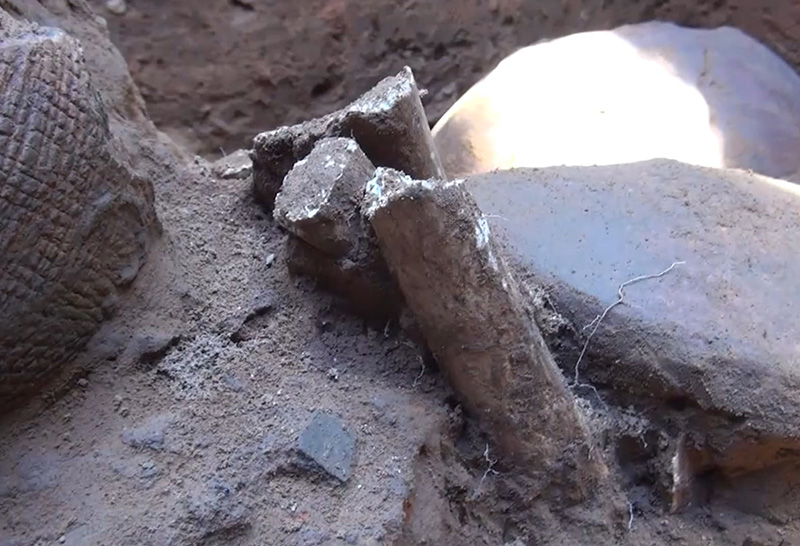 พบภาชนะไหโบราณ, โอ่งโบราณ, กระดูกมนุษย์โบราณ และเศษชิ้นส่วนภาชนะโบราณที่แตกแล้ว