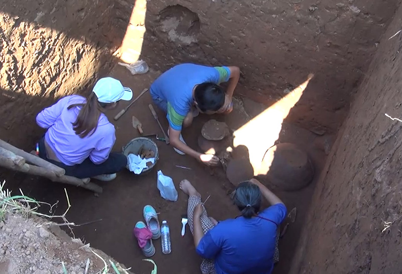 ขุดค้นหาวัตถุ ก่อนที่จะทำการวางแนวท่อน้ำมัน เพื่อป้องกันความเสียหายที่อาจจะเกิดกับวัตถุโบราณ