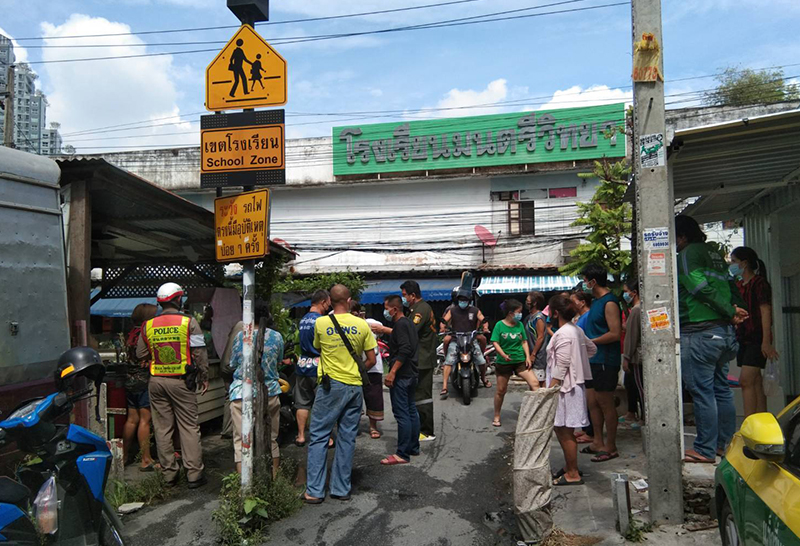 หนุ่มแกร็บรีบส่งสินค้า ตัดหน้ารถไฟ หวิดดับ เคราะห์ดีไม่ได้รับบาดเจ็บหนัก