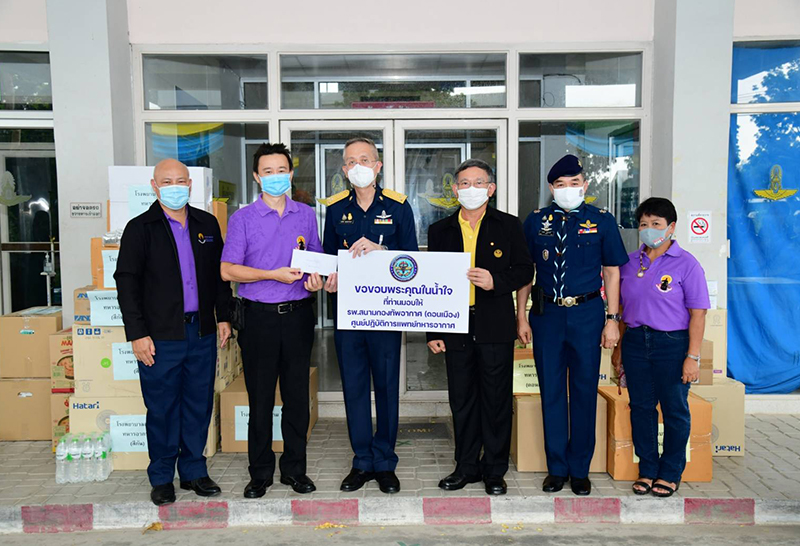 พล.อ.อ.ประจิน จั่นตอง ร่วมกับ พล.อ.อ.ธงชัย แฉล้มเขต มอบเงินบริจาคให้โรงพยาบาลสนาม