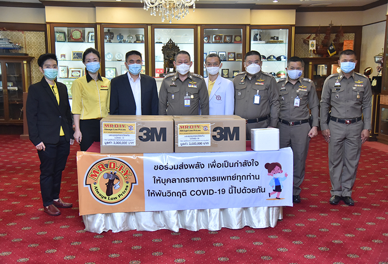 คณะผู้บริหาร บริษัท DIY ประเทศไทย มอบเครื่องมือแพทย์