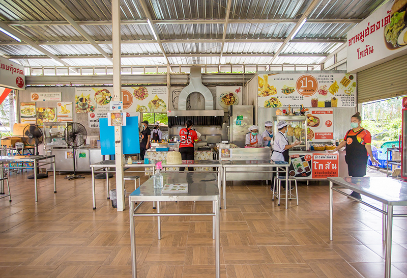 ตั้งเก้าอี้ไว้ให้สำหรับลูกค้าที่มาสั่งอาหารเพื่อนำไปรับประทานที่บ้าน