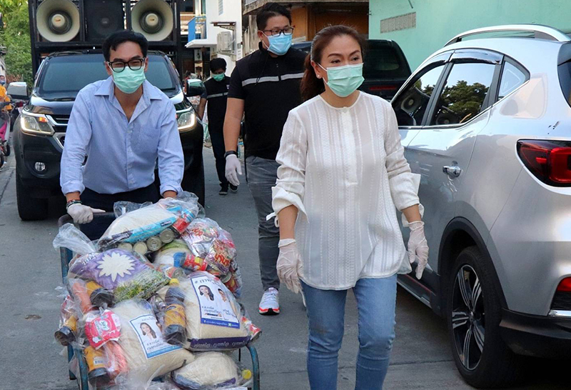 "กรณิศ" แจกถุงปันน้ำใจ ช่วยชุมชนภูมิจิตร คลองเตย