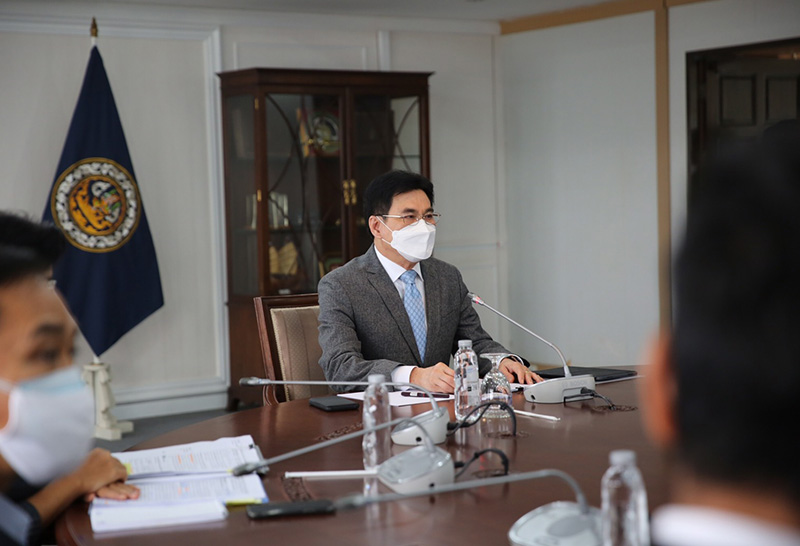 นายจุรินทร์  ลักษณวิศิษฏ์ รองนายกรัฐมนตรีและรัฐมนตรีว่าการกระทรวงพาณิชย์