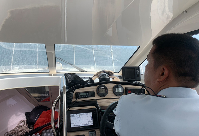 ช่วยเหลือ 4 ลูกเรือประมง ถูกคลื่นลมพายุซัดจมทะเล