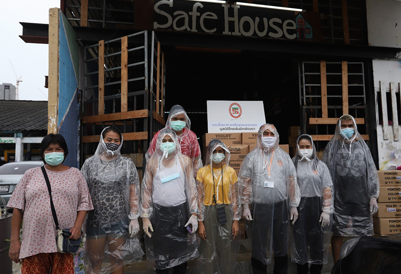 รองปธ.มูลนิธิไทยซัมมิทพัฒนา มอบสิ่งของแก่ปชช.คลองเตย