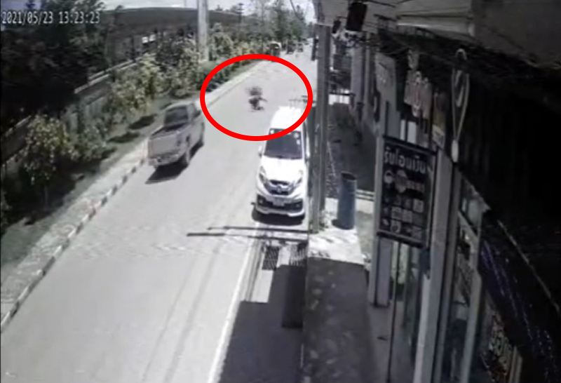 กระบะ ตัดหน้า จยย. ล้ม 1