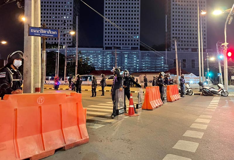 จับ 4 มวลชนชุมนุมหน้าศาลอาญา