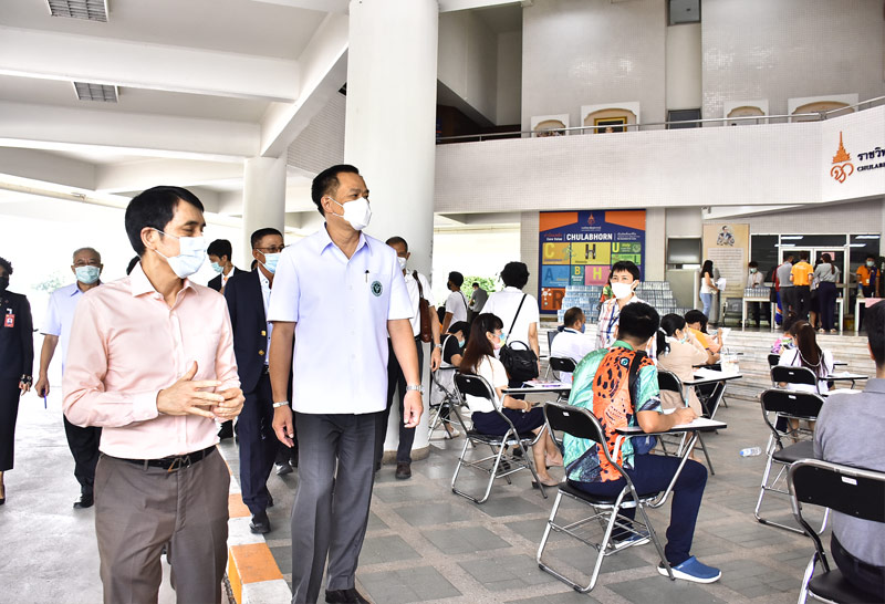 "อนุทิน"เยี่ยมจุดฉีดวัคซีนโควิดราชวิทยาลัยจุฬาภรณ์