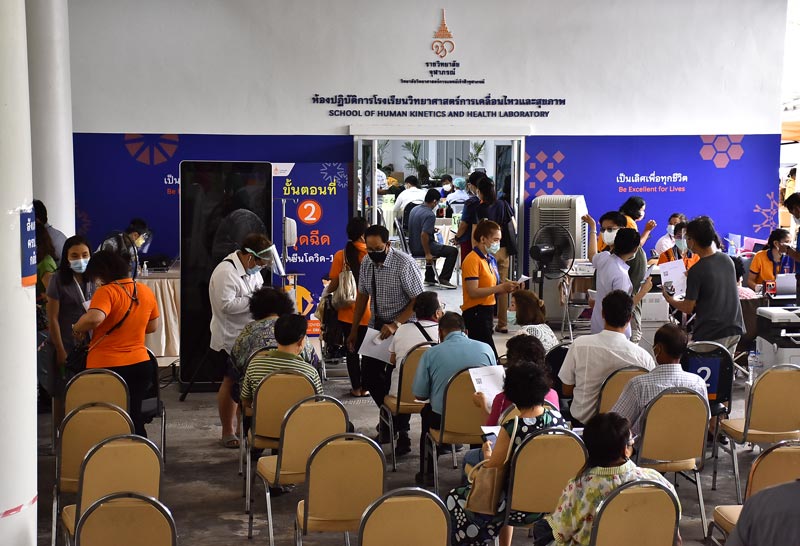 "อนุทิน"เยี่ยมจุดฉีดวัคซีนโควิดราชวิทยาลัยจุฬาภรณ์