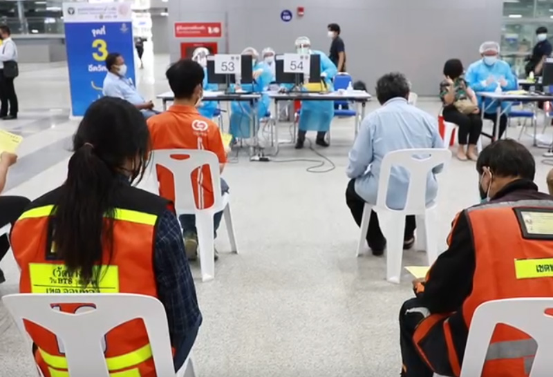 สถานีกลางบางซื่อฉีดวัคซีนโควิดขนส่งสาธารณะวันแรก