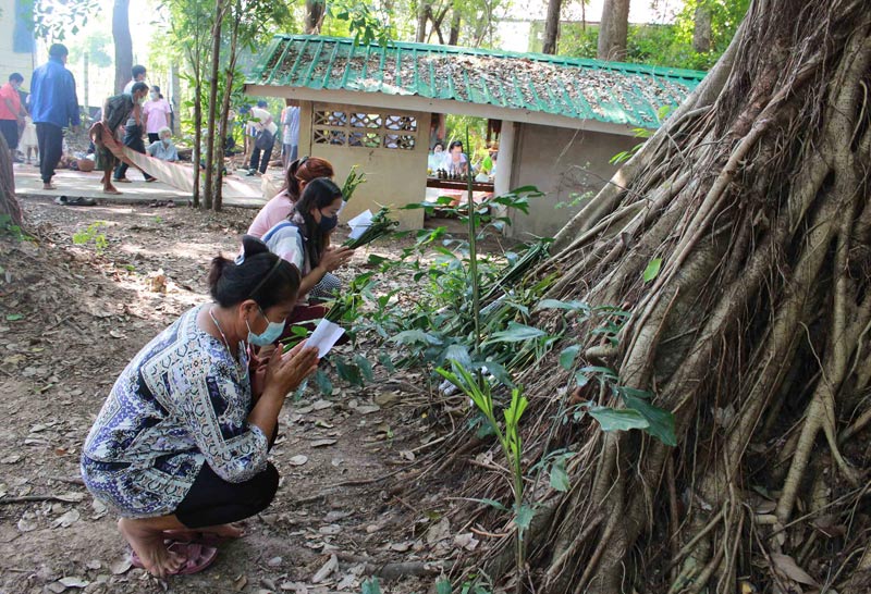 ชาวกาฬสินธุ์ไหว้ผีปู่ตาจุดบั้งไฟไล่โรคร้ายโควิด