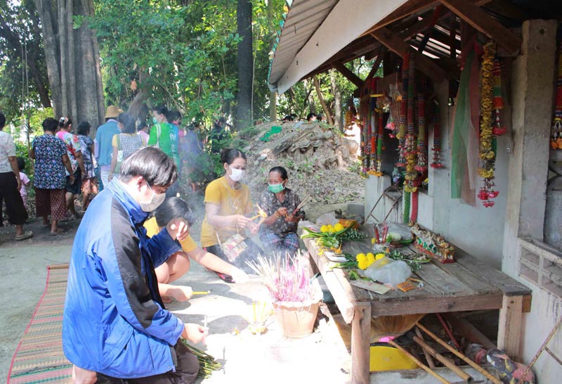 ชาวกาฬสินธุ์ไหว้ผีปู่ตาจุดบั้งไฟไล่โรคร้ายโควิด