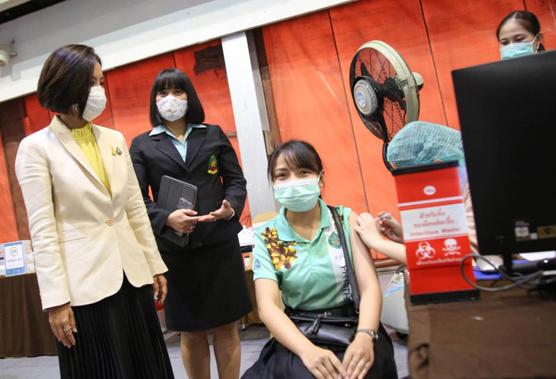 "ตรีนุช" ให้กำลังใจครูฉีดวัคซีนป้องกันโควิด