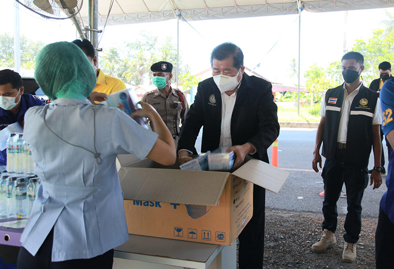 มท.2ลงพื้นที่นครศรีฯให้กำลังใจจนท.ด่านโควิด