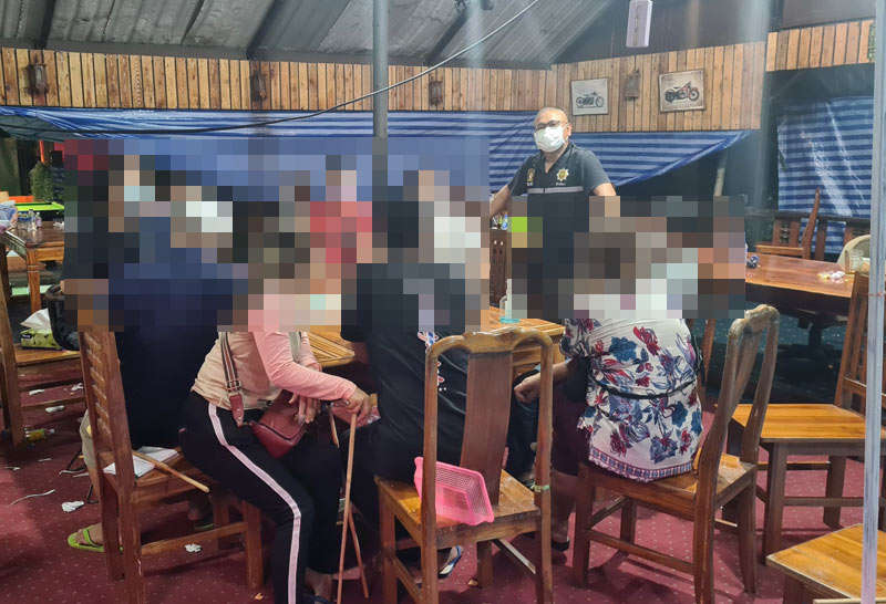 บุกจับร้านอาหารเปิดเล่นพนัน-ให้ลูกค้านั่งกินเหล้า