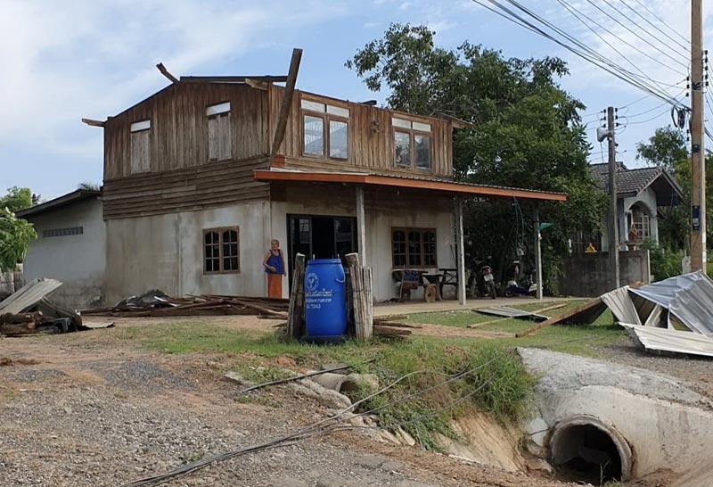 พายุถล่มพิมายกลางดึกพัดบ้านพังยับ12หลัง