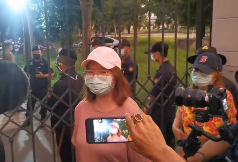 ทนาย เผย ตำรวจร้อยเอ็ด เตรียมนำหมายจับ อายัดตัว "เพนกวิน" ต่อ หลังได้ประกัน แต่เชื่อได้รับการปล่อยตัว เพราะอาการเจ็บป่วย คาดใช้เวลาฟื้นฟูร่างกาย มากกว่า 1 เดือน นายกฤษฎางค์ นุตจรัส ทนายความจากศูนย์ทนายความเพื่อสิทธิมนุษยชน เปิดเผยภายหลังศาลสั่งอนุญาตให้ประกันตัว นายพริษฐ์ ชิวารักษ์ หรือเพนกวิน และนายไชยอมร แก้ววิบูลย์พันธุ์ หรือแอมมี่ เดอะบอตทอมบูลส์ ผู้ต้องหาคดี 112 พร้อมเงื่อนไขห้ามกระทำการเสื่อมเสียต่อสถาบันพระมหากษัตริย์, ห้ามก่อความวุ่นวายขึ้นในบ้านเมือง, ห้ามออกนอกราชอาณาจักรเว้นแต่จะได้รับอนุญาตจากศาล และให้มาศาลตามกำหนดนัด พร้อมแต่งตั้งผู้กำกับดูแลจำเลยให้ปฏิบัติตามเงื่อนไข ว่า ขณะนี้ทราบเพียงว่าสถานีตำรวจภูธรจังหวัดร้อยเอ็ด มีการเตรียมนำหมายจับมาแสดงและรอควบคุมตัวนายพริษฐ์ แล้ว แต่คาดว่าคดีนี้ เพนกวิน จะได้รับการปล่อยตัวชั่วคราว เพราะเหตุผลหนึ่งที่ เพนกวิน ได้รับการปล่อยตัวชั่วคราว เพราะอาการเจ็บป่วย ด้วยโรคประจำตัวหอบหืด ที่อาจส่งผลอันตรายถึงชีวิต สำหรับนายภานุพงศ์ หรือ ไมค์ ให้เลื่อนนัดฟังคำไต่สวนเพราะผลตรวจโควิดจากเรือนจำ ล่าสุดระบุวันที่ 6 พ.ค. 2564 เป็นการตรวจตามคำสั่งเดิมของศาลที่ให้ตรวจก่อนเดินทางมาพบศาลในวันนี้ ทั้งนี้ ศาลมองว่าระยะเวลาตั้งแต่วันที่ตรวจ จนถึงวันนี้อาจยังไม่ปลอดภัย อีกทั้งศาลมีข้อมูลว่าไมค์เองถูกควบคุมตัวร่วมกับผู้ที่มีความเสี่ยง ซึ่งถือว่าเป็นอันตรายต่อผู้ที่เกี่ยวข้อง ดังนั้นจึงให้เรือนจำตรวจอีกรอบ และนำผลตรวจที่ได้มา แถลงต่อศาล อย่างไรก็ตาม หลังจากที่ได้รับการ ปล่อยตัว ครอบครัวของทั้งคู่จะพา แอมมี่ และเพนกวิน ไปรักษาตัวต่อที่โรงพยาบาลทันที เพื่อตรวจหาโรคโควิด-19 และโรคอื่นๆ สำหรับเพนกวิน เองคาดว่า ต้องใช้ระยะเวลาในการฟื้นฟูสภาพร่างกายจากการอดอาหารมากกว่า 1 เดือน ขณะที่ บรรยากาศบริเวณหน้าเรือนจำฯ พบว่า มีมวลชนทยอยได้เดินทางมารอรับ เพนกวิน และ แอมมี่ แล้ว