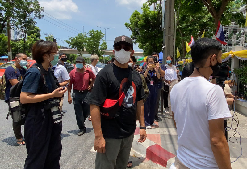 มวลชนปักหลักหน้าศาลจี้ปล่อยแกนนำ