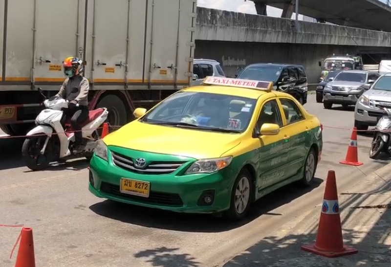 ยิงโชเฟอร์แท็กซี่ดับกลางถนน