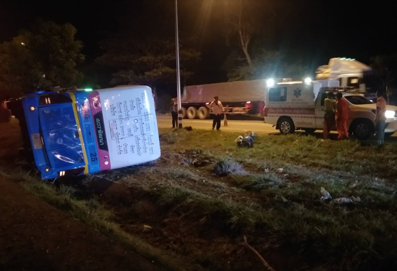 รถทัวร์หลับในชนเสาไฟพลิกคว่ำเจ็บ15สาหัส2