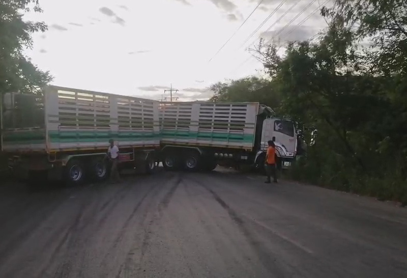 รถบรรทุกพ่วง2คันชนกันหวิดตกเขาสีคิ้ว