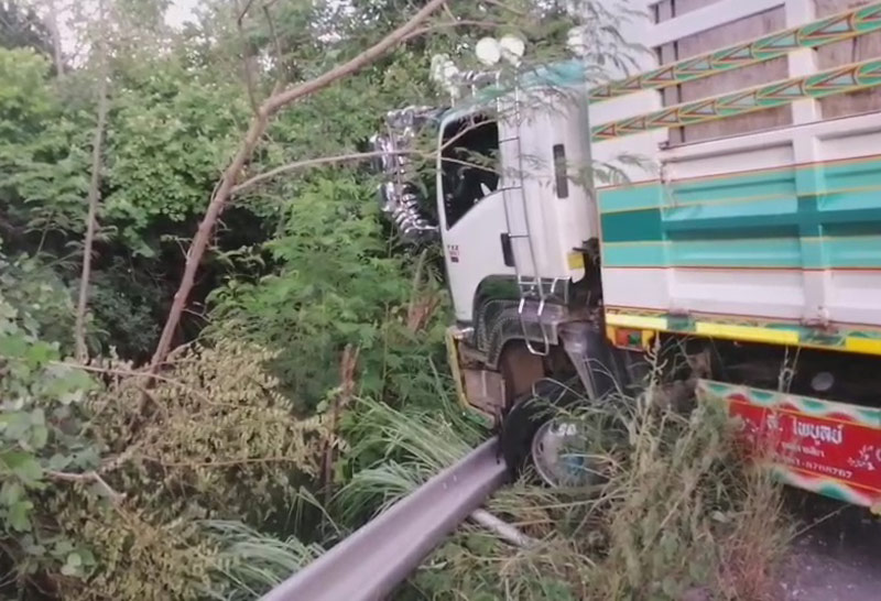 รถบรรทุกพ่วง2คันชนกันหวิดตกเขาสีคิ้ว