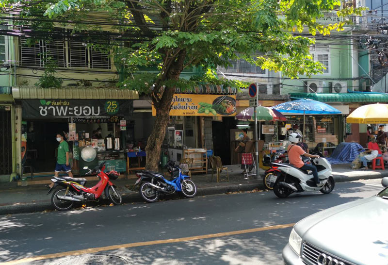 ร้านค้าย่านสาทรปฏิบัติมาตรการป้องโควิดเคร่งครัด