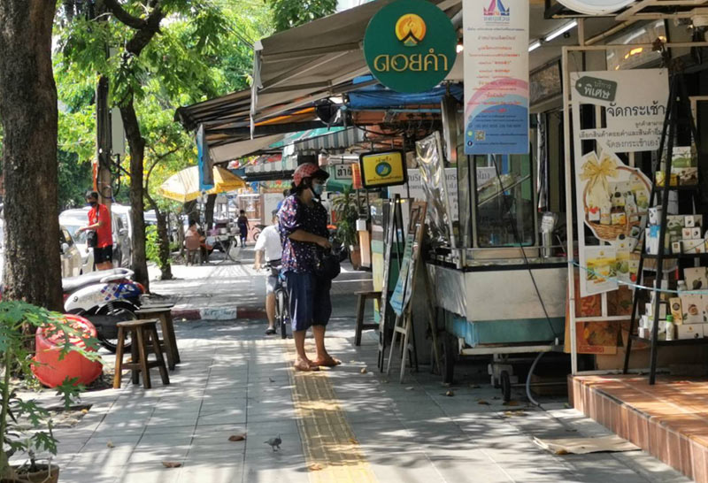 ร้านค้าย่านสาทรปฏิบัติมาตรการป้องโควิดเคร่งครัด