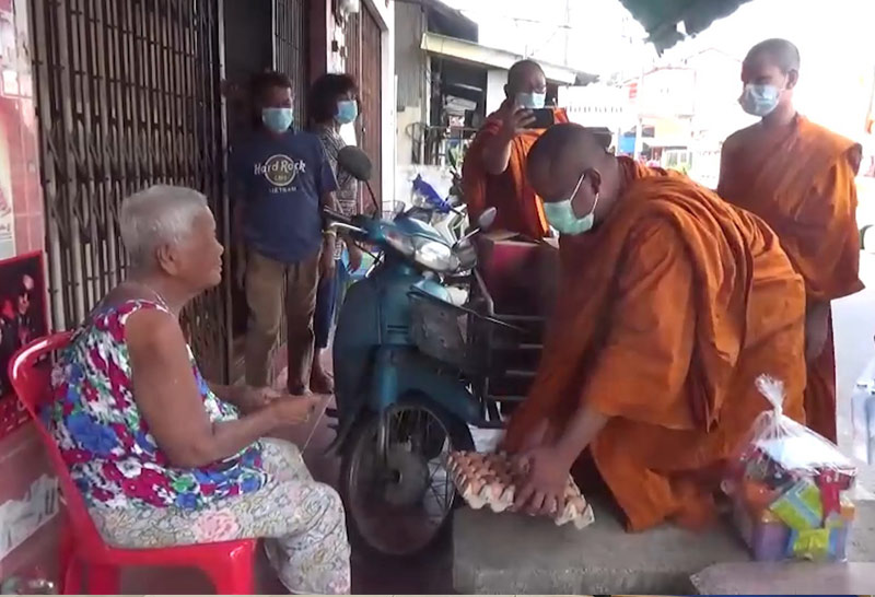 วัดหาดใหญ่ในแจกข้าวสาร-อาหารแห้งให้ชาวบ้าน